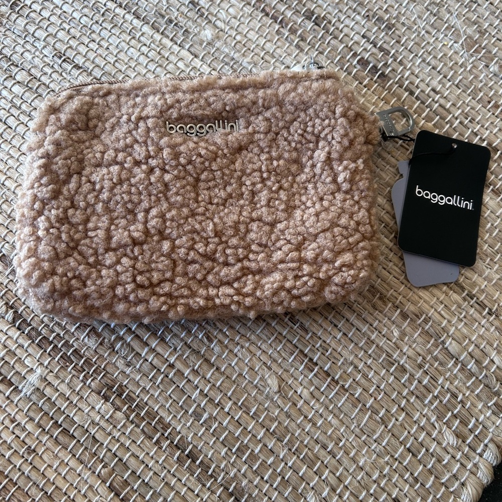 NWT Baggallini Tan Sherpa RFID Double Pocket On the Go  Pouch.
